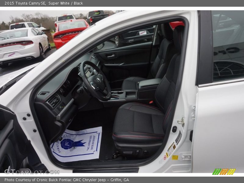 Super White / Black 2015 Toyota Camry SE