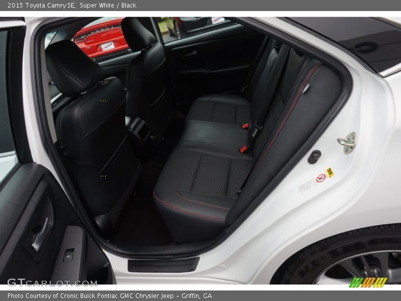 Super White / Black 2015 Toyota Camry SE