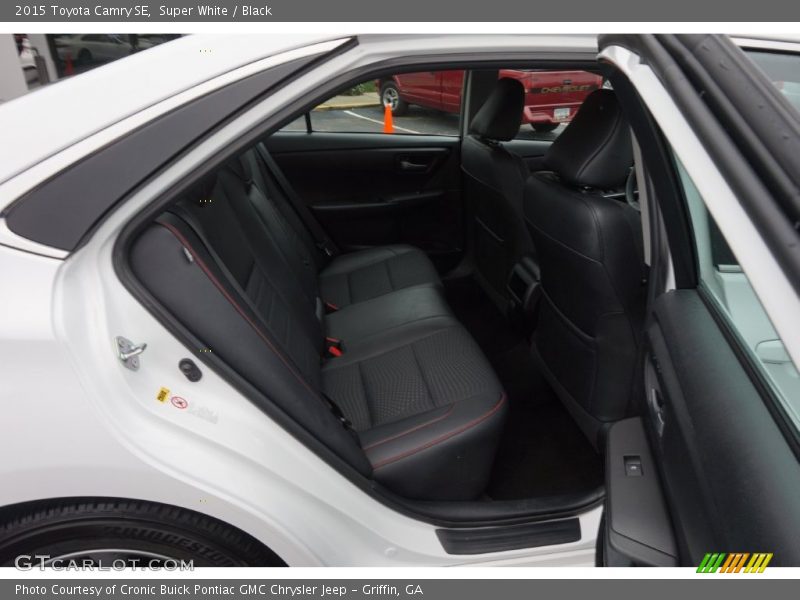 Super White / Black 2015 Toyota Camry SE