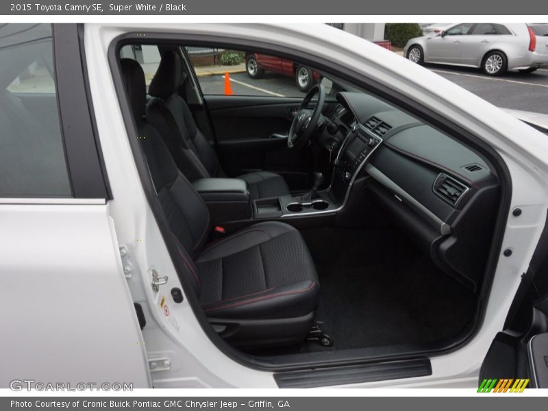 Super White / Black 2015 Toyota Camry SE