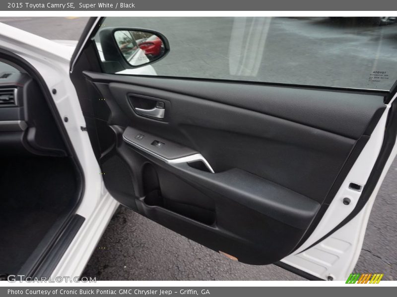Super White / Black 2015 Toyota Camry SE