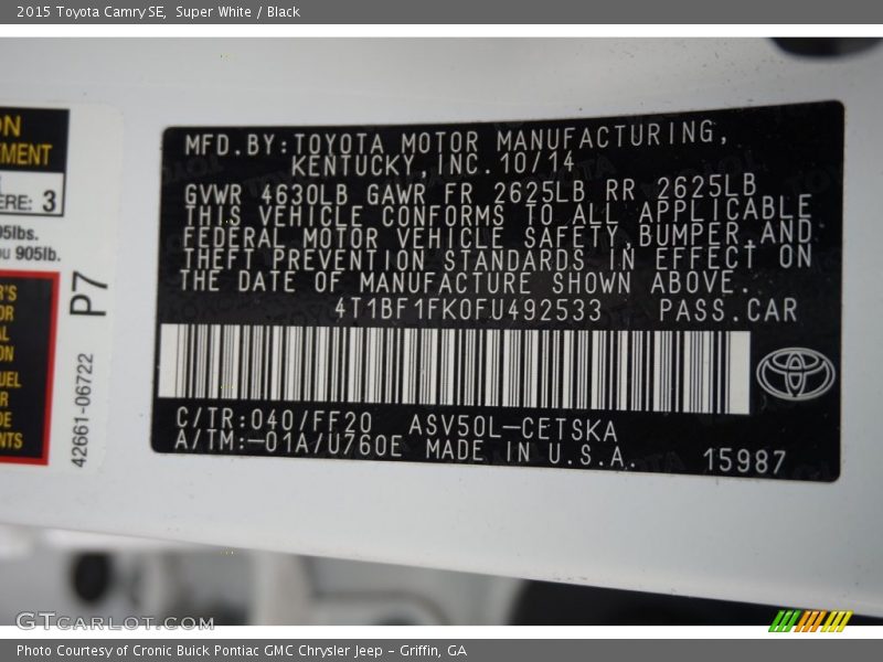 Super White / Black 2015 Toyota Camry SE