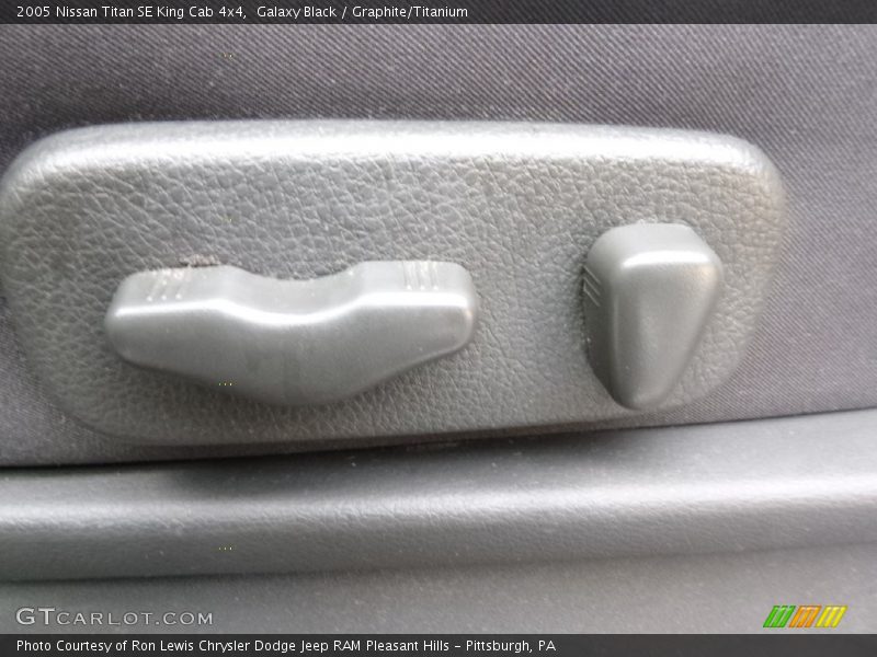 Galaxy Black / Graphite/Titanium 2005 Nissan Titan SE King Cab 4x4