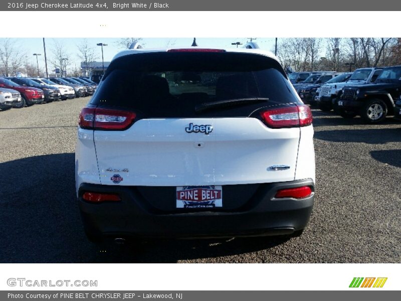 Bright White / Black 2016 Jeep Cherokee Latitude 4x4