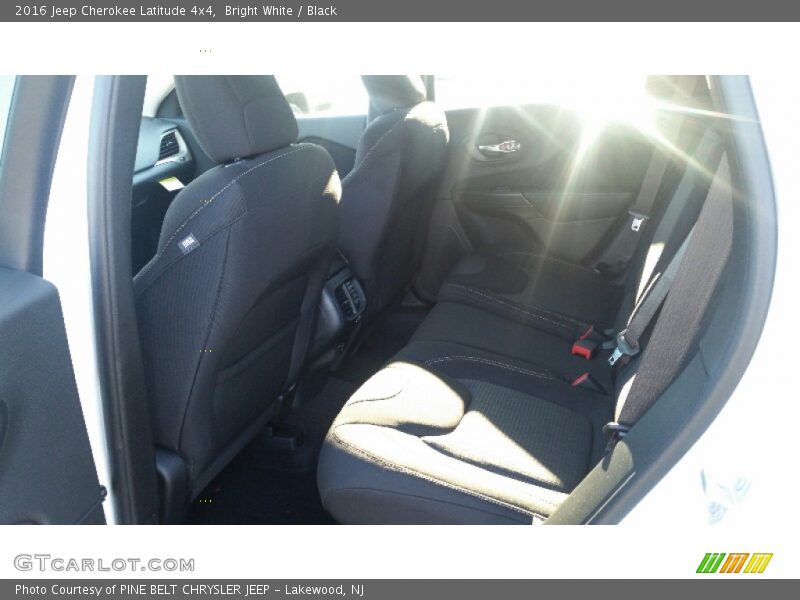 Bright White / Black 2016 Jeep Cherokee Latitude 4x4