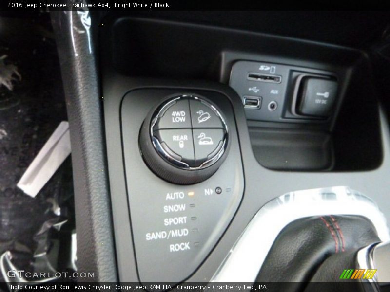 Bright White / Black 2016 Jeep Cherokee Trailhawk 4x4