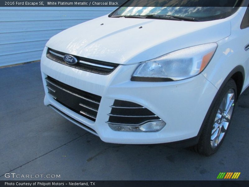White Platinum Metallic / Charcoal Black 2016 Ford Escape SE