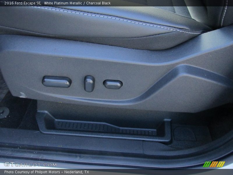 White Platinum Metallic / Charcoal Black 2016 Ford Escape SE