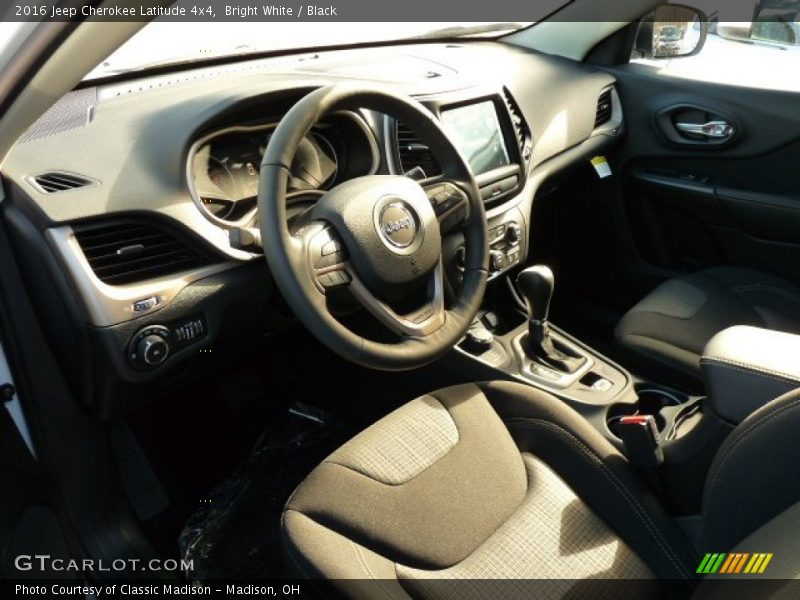 Bright White / Black 2016 Jeep Cherokee Latitude 4x4