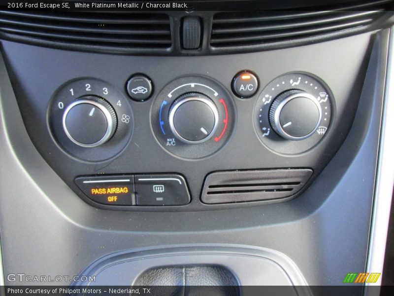 White Platinum Metallic / Charcoal Black 2016 Ford Escape SE