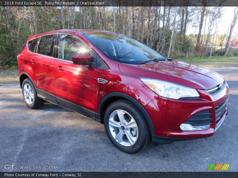 Ruby Red Metallic / Charcoal Black 2016 Ford Escape SE