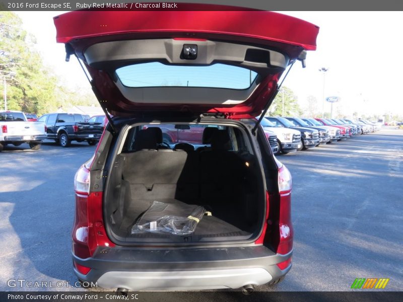 Ruby Red Metallic / Charcoal Black 2016 Ford Escape SE