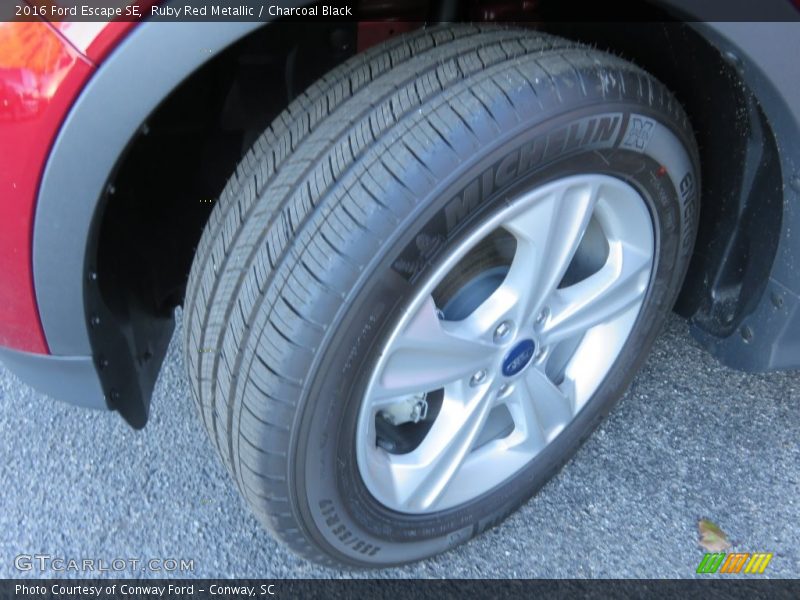 Ruby Red Metallic / Charcoal Black 2016 Ford Escape SE