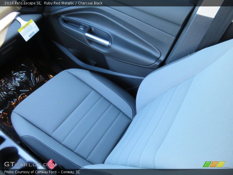 Ruby Red Metallic / Charcoal Black 2016 Ford Escape SE