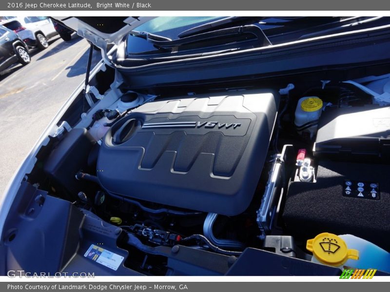 Bright White / Black 2016 Jeep Cherokee Latitude