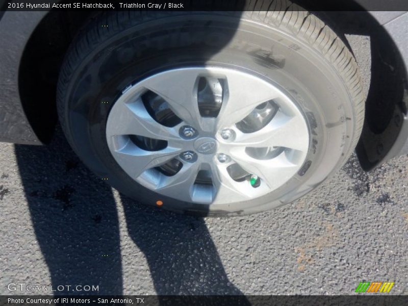 Triathlon Gray / Black 2016 Hyundai Accent SE Hatchback