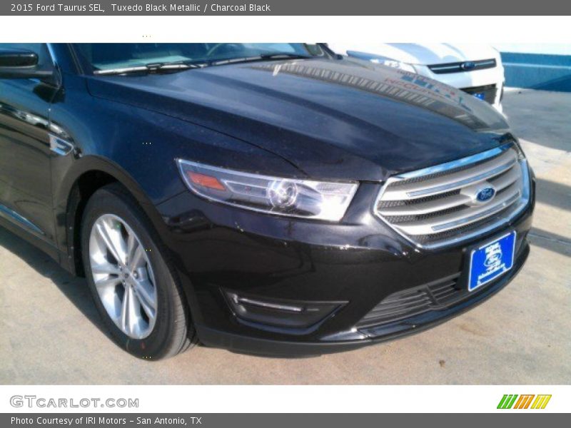 Tuxedo Black Metallic / Charcoal Black 2015 Ford Taurus SEL