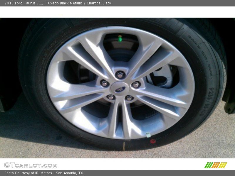 Tuxedo Black Metallic / Charcoal Black 2015 Ford Taurus SEL