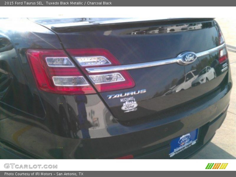 Tuxedo Black Metallic / Charcoal Black 2015 Ford Taurus SEL