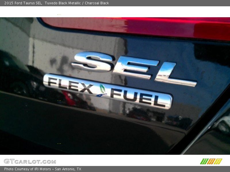 Tuxedo Black Metallic / Charcoal Black 2015 Ford Taurus SEL