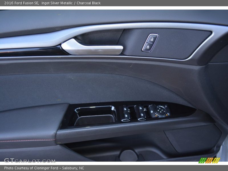 Ingot Silver Metallic / Charcoal Black 2016 Ford Fusion SE