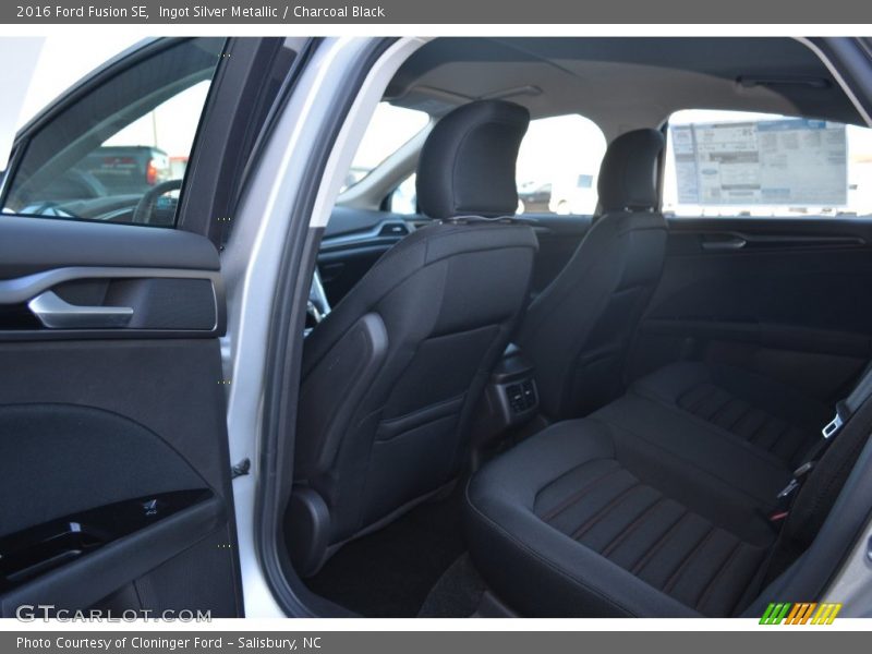 Ingot Silver Metallic / Charcoal Black 2016 Ford Fusion SE
