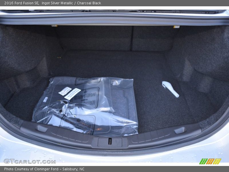 Ingot Silver Metallic / Charcoal Black 2016 Ford Fusion SE