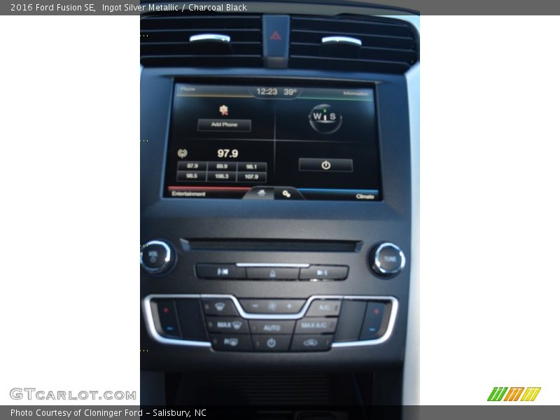 Ingot Silver Metallic / Charcoal Black 2016 Ford Fusion SE