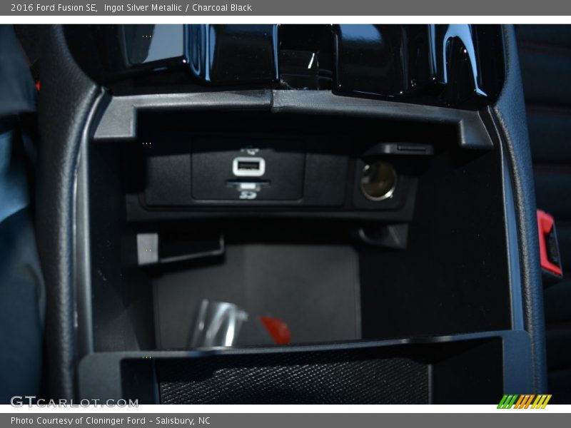 Ingot Silver Metallic / Charcoal Black 2016 Ford Fusion SE