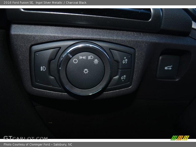 Ingot Silver Metallic / Charcoal Black 2016 Ford Fusion SE