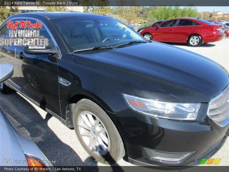 Tuxedo Black / Dune 2014 Ford Taurus SE