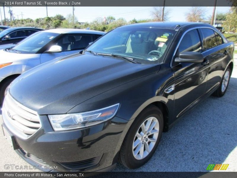 Front 3/4 View of 2014 Taurus SE