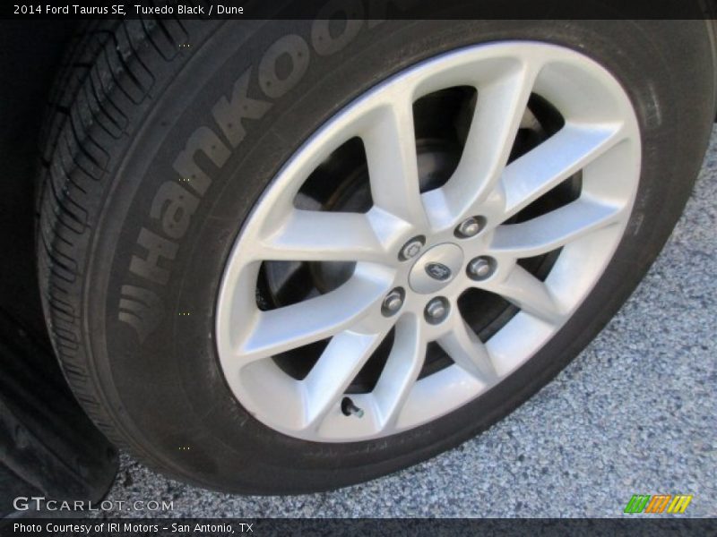 Tuxedo Black / Dune 2014 Ford Taurus SE