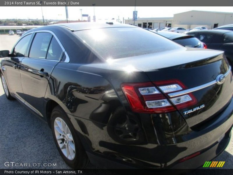 Tuxedo Black / Dune 2014 Ford Taurus SE