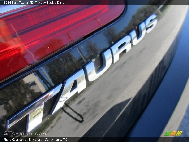 Tuxedo Black / Dune 2014 Ford Taurus SE