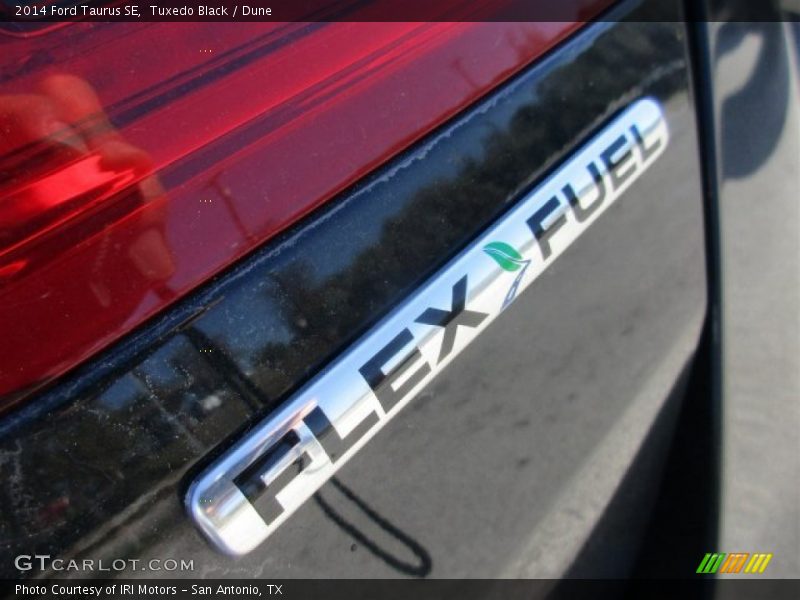 Tuxedo Black / Dune 2014 Ford Taurus SE