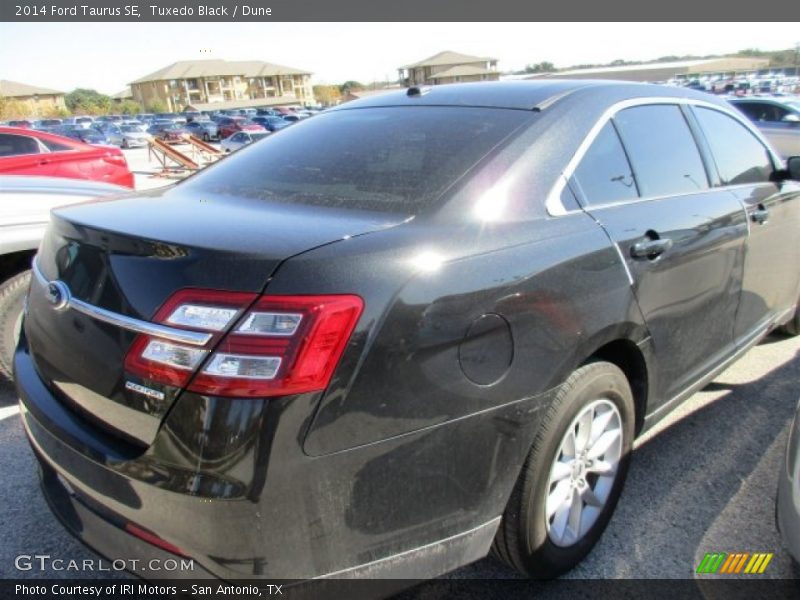Tuxedo Black / Dune 2014 Ford Taurus SE