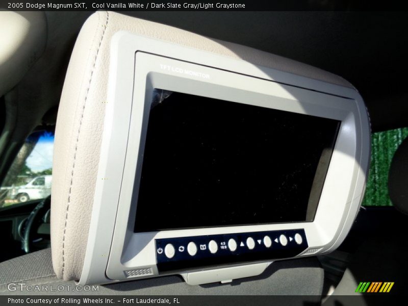 Cool Vanilla White / Dark Slate Gray/Light Graystone 2005 Dodge Magnum SXT