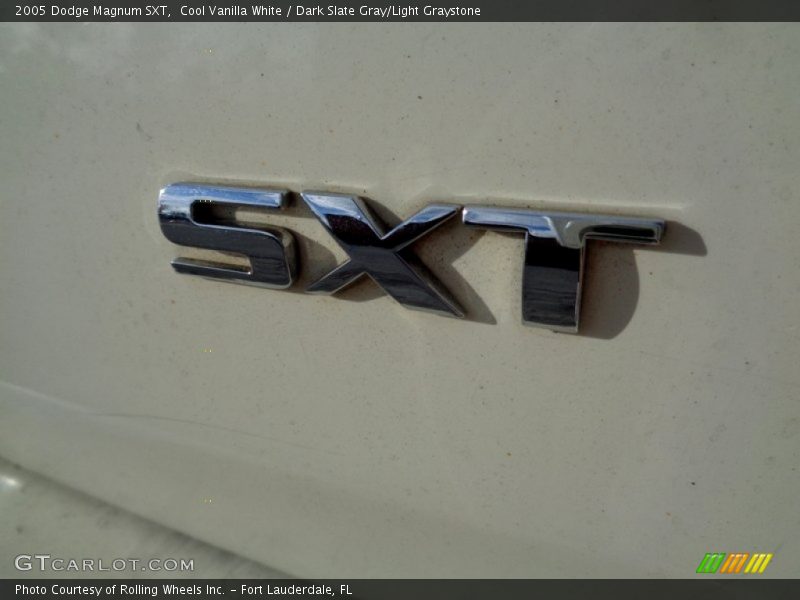 Cool Vanilla White / Dark Slate Gray/Light Graystone 2005 Dodge Magnum SXT