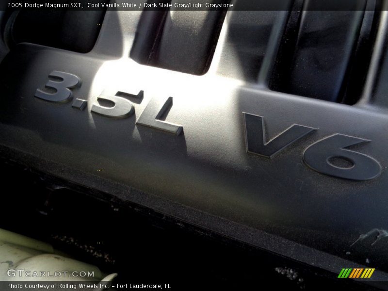 Cool Vanilla White / Dark Slate Gray/Light Graystone 2005 Dodge Magnum SXT