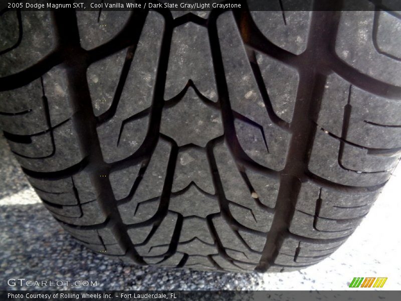 Cool Vanilla White / Dark Slate Gray/Light Graystone 2005 Dodge Magnum SXT