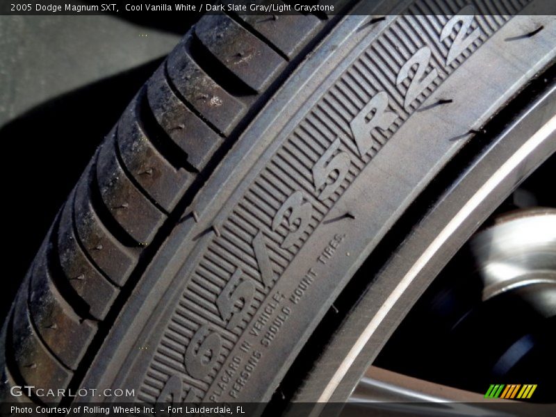 Cool Vanilla White / Dark Slate Gray/Light Graystone 2005 Dodge Magnum SXT