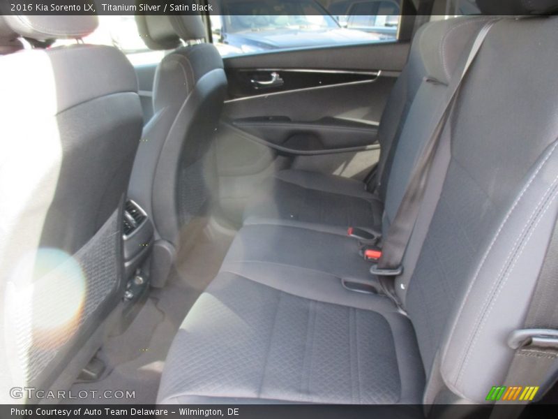 Titanium Silver / Satin Black 2016 Kia Sorento LX