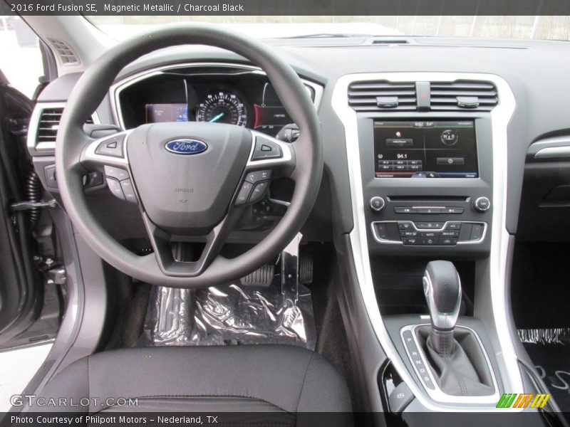Magnetic Metallic / Charcoal Black 2016 Ford Fusion SE