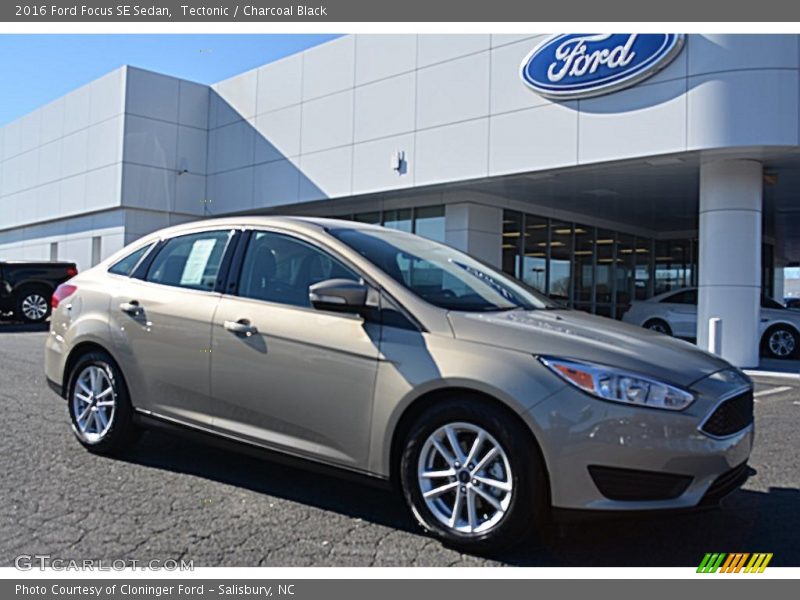 Front 3/4 View of 2016 Focus SE Sedan