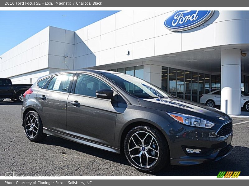 Magnetic / Charcoal Black 2016 Ford Focus SE Hatch
