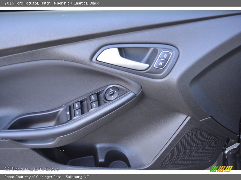 Magnetic / Charcoal Black 2016 Ford Focus SE Hatch
