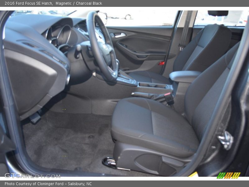 Magnetic / Charcoal Black 2016 Ford Focus SE Hatch