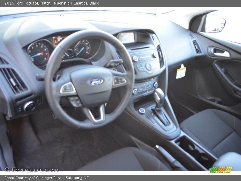 Magnetic / Charcoal Black 2016 Ford Focus SE Hatch