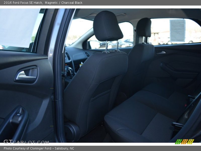 Magnetic / Charcoal Black 2016 Ford Focus SE Hatch
